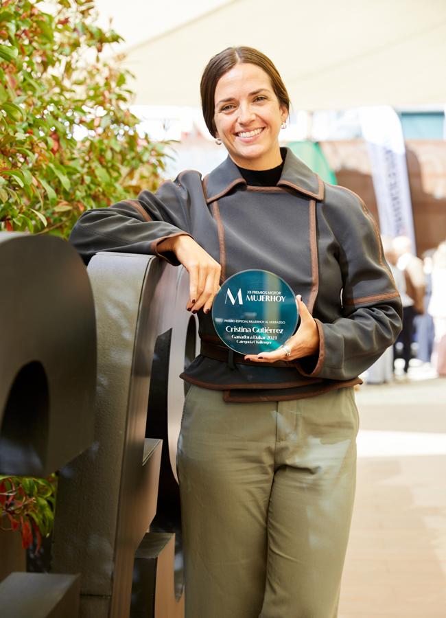 Cristina Gutiérrez posa con su Premio especial Mujerhoy al Liderazgo. Foto: Álex Rivera.