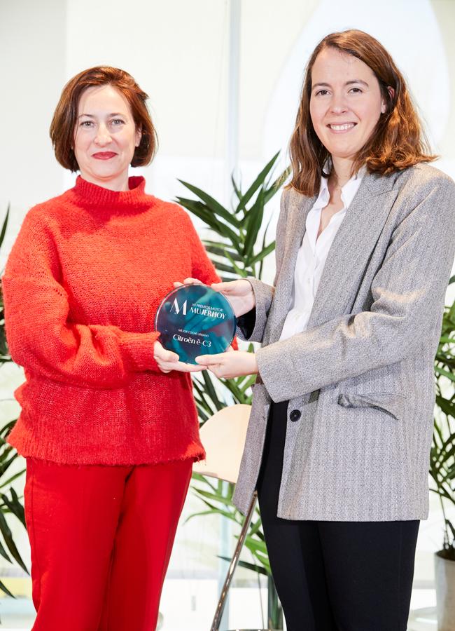 Cristina Pérez, directora de marketing de Citroën España, recibe el Premio al Mejor Coche Urbano de manos de Ainhoa Garmendia, responsable de Recarga Pública de Iberdrola