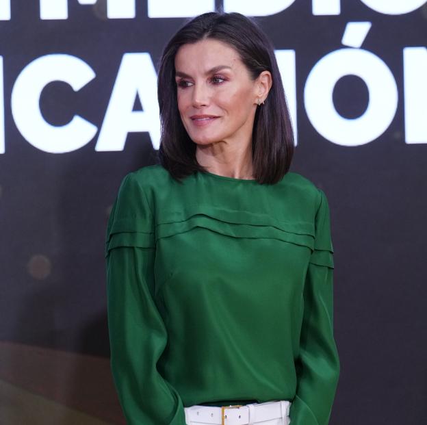 La reina Letizia sorprende con el look de primavera perfecto con pantalones blancos de campana más estilizadores