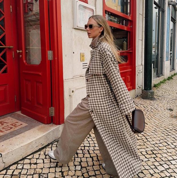 Influencer con gabardina tendencia para primavera