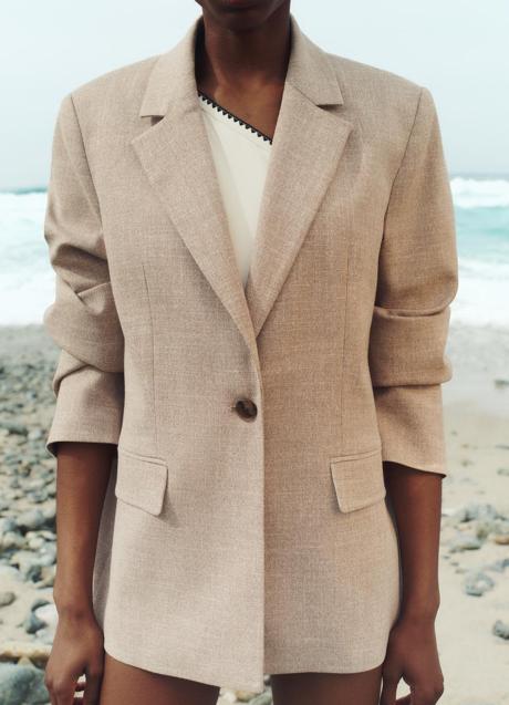 Chaqueta beige de Zara (55,99 euros)