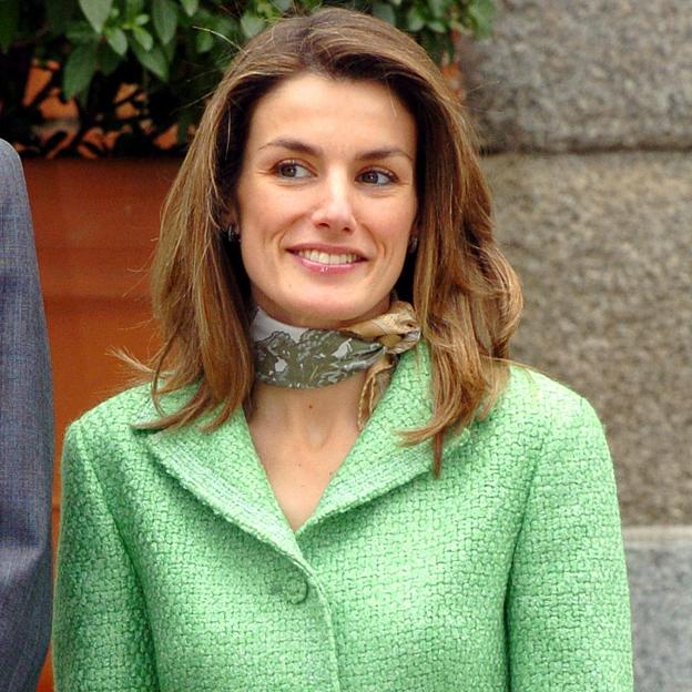 Letizia, de verde y con pañuelo al cuello, en una foto de archivo.