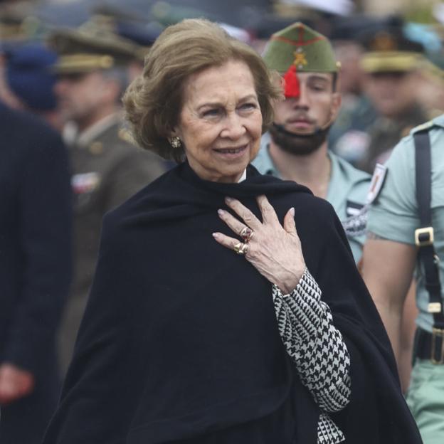 El perfecto look de entretiempo de la reina Sofía en Málaga: chaqueta de cuadros sobre camisa blanca