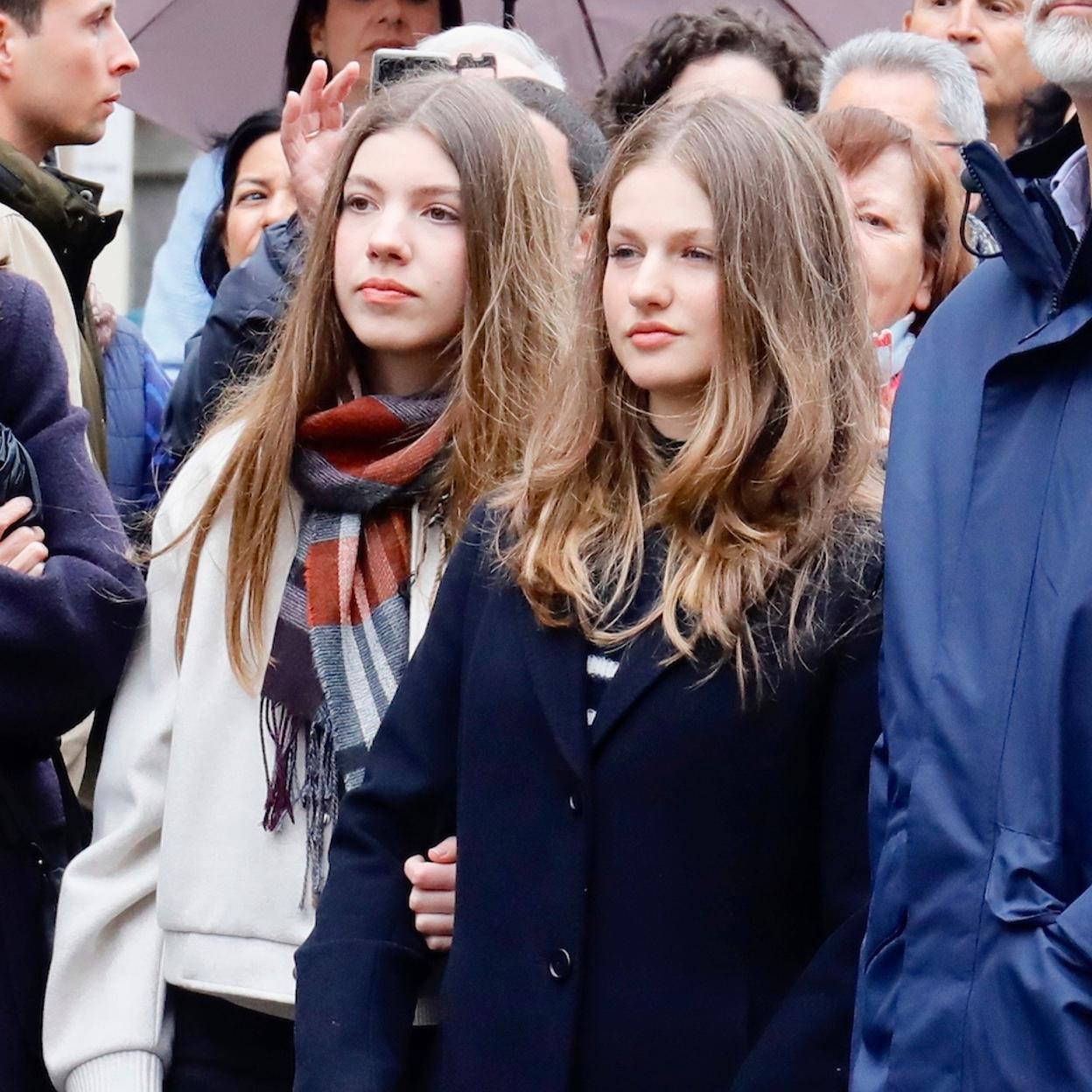 La infanta Sofía agarra del brazo a la princesa Leonor durante la procesión del Encuentro, en Madrid, que ha salido cancelada por la lluvia./limited pictures