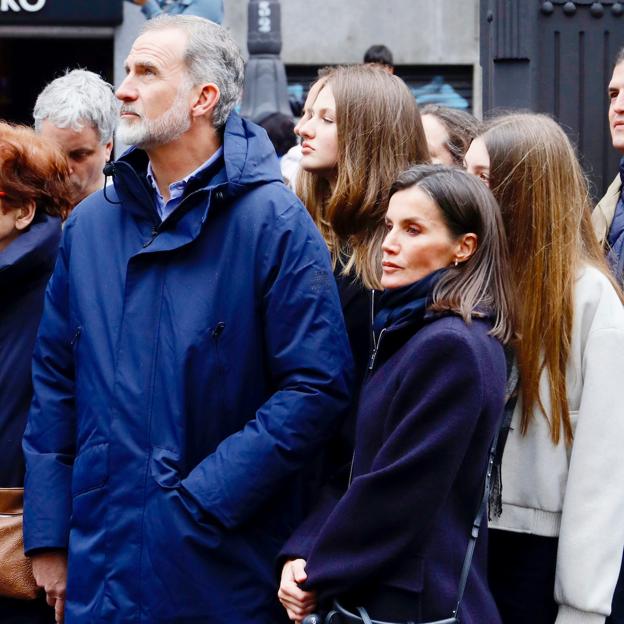 Con bolso shopper, zapato cómodo y paraguas, la reina Letizia asiste a una procesión en Madrid