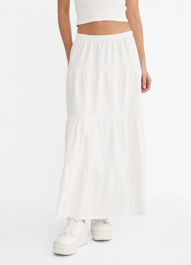 Falda blanca de Stradivarius, 19,99 euros.