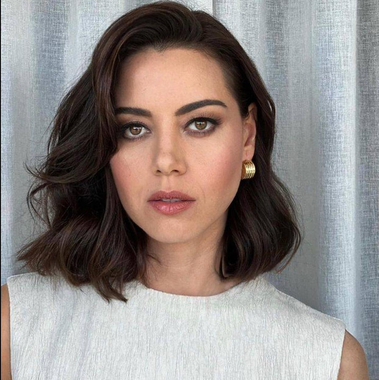 Aubrey Plaza con piel madura sedosa y sin arrugas/@CLAYTONHAWKINS