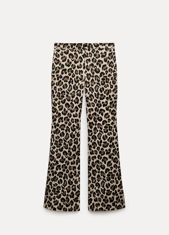 Pantalones flare de Zara, 29,95 euros.