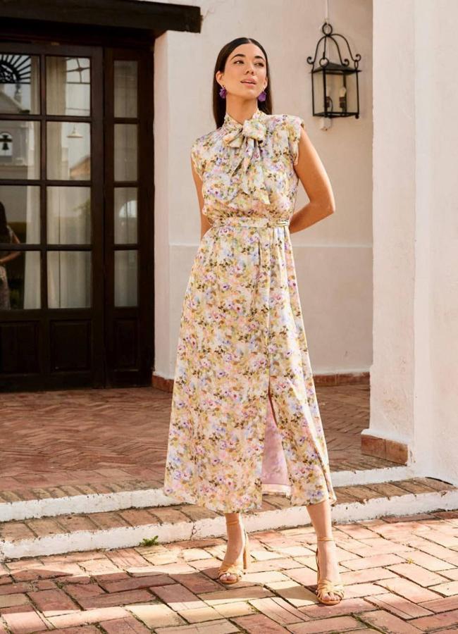 Vestido de invitada con lazo en el cuello