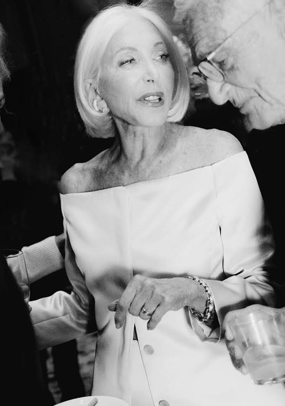 Looks de novia perfectos si tienes más de 50, 60 o 70 años: la lección de estilo nupcial de Barbara Guggenheim, de 77 años