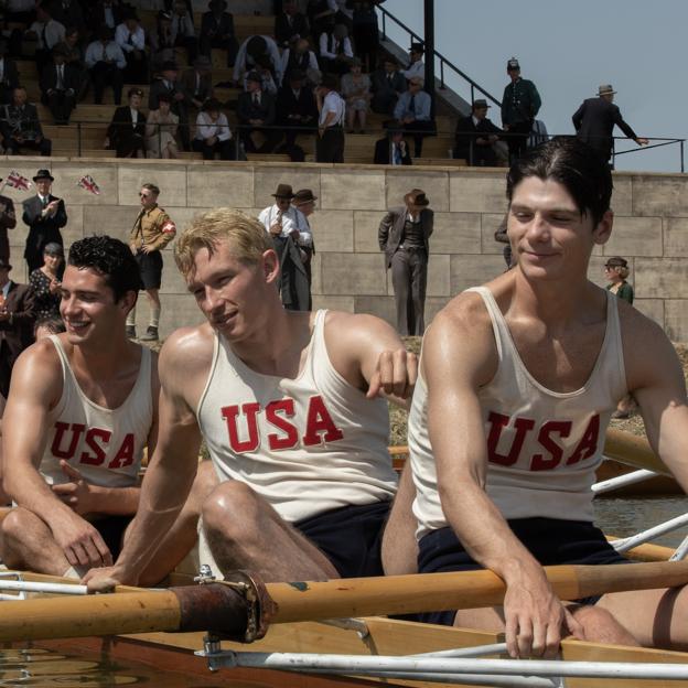 Bruce Herbelin-Earle, Callum Turner y Joe Rantz, tres de los protagonistas de la película Remando como un solo hombre (The Boys in the boat).