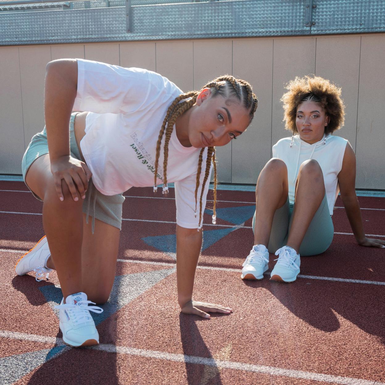 Dos mujeres haciendo ejercicio/UNSPLASH