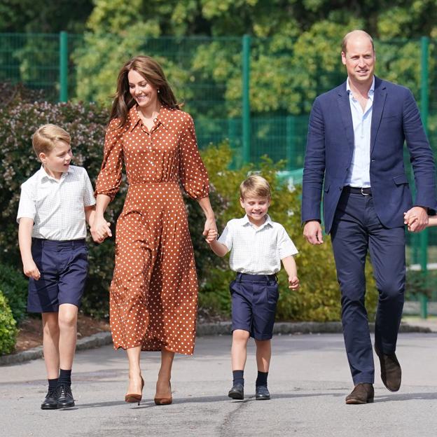 Kate Middleton junto al príncipe Guillermo y sus hijos, Louis y George. 