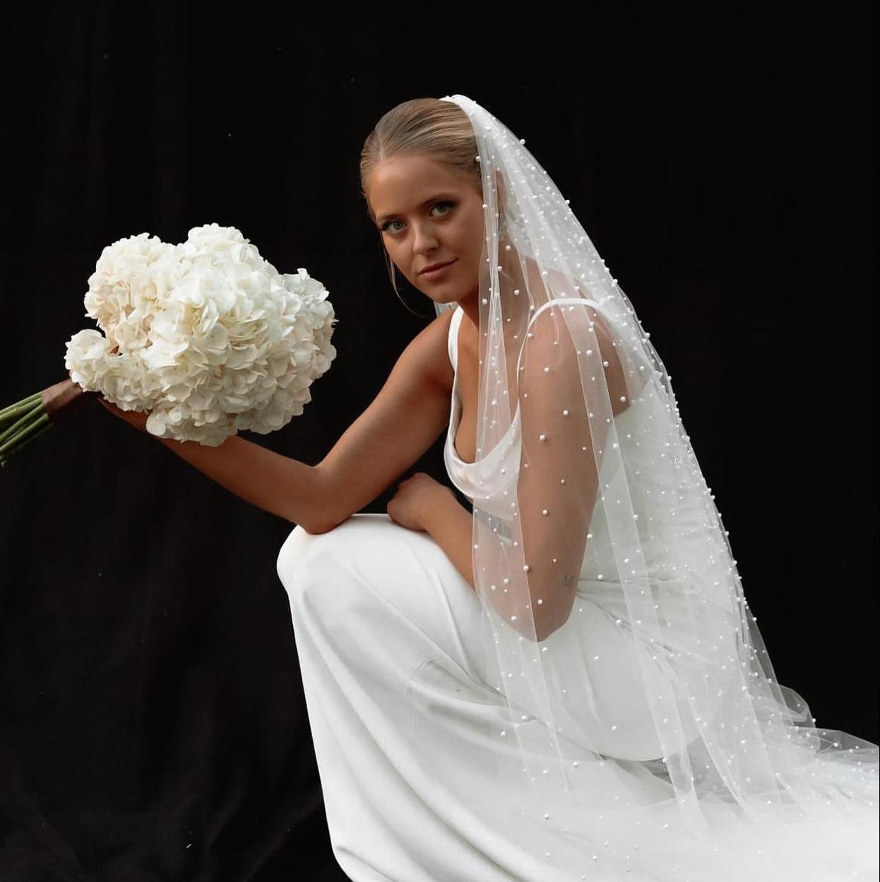 Una novia con un vestido de Pronovias./@ayeh.kphotography / @pronovias