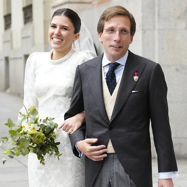 El vestido de novia de Teresa Urquijo en su boda con Almeida: los detalles de un look muy regio y de estilo royal