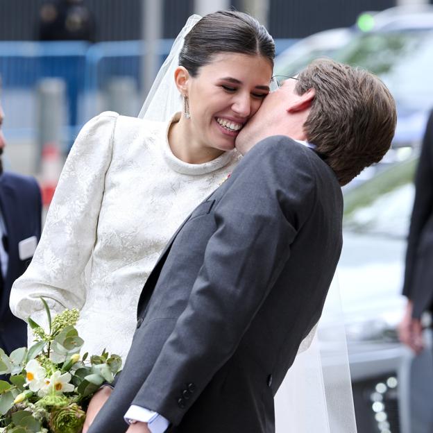 Un momento del beso en dos partes que se dieron Teresa Urquijo y José Luis Martínez-Almeida, ya recién casados. 