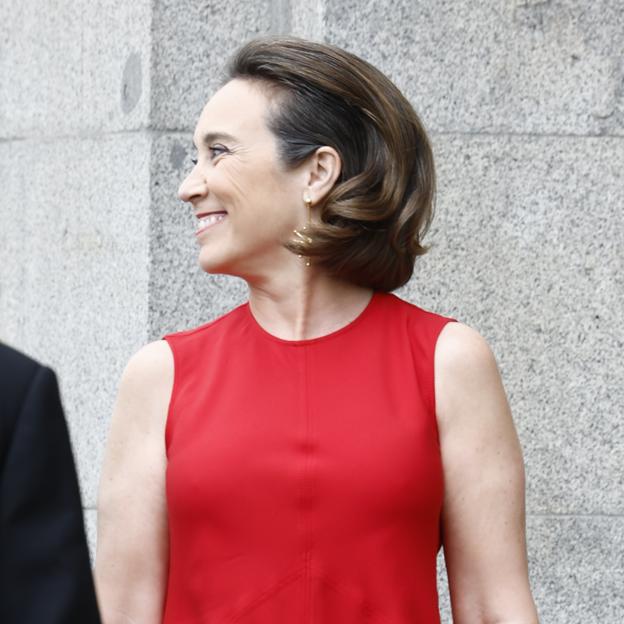 Cuca Gamarra arrasa con un look de invitada en rojo y bolso made in Spain en la boda de Almeida y Teresa Urquijo