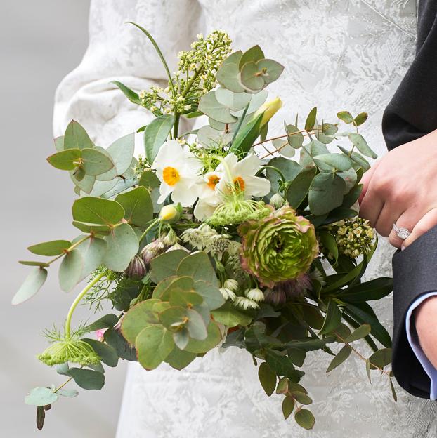 Detrás del ramos de flores se apreciaba un anillo.