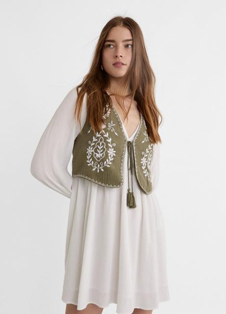 Vestido con bordados de Stradivarius (39,99 euros)