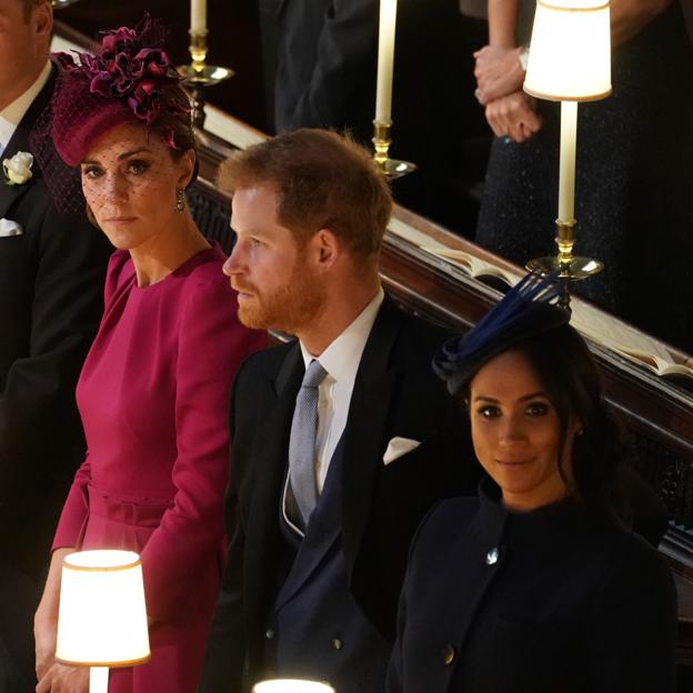 Kate Middleton, el príncipe Harry y Meghan Markle en la boda de Eugenia de York. 