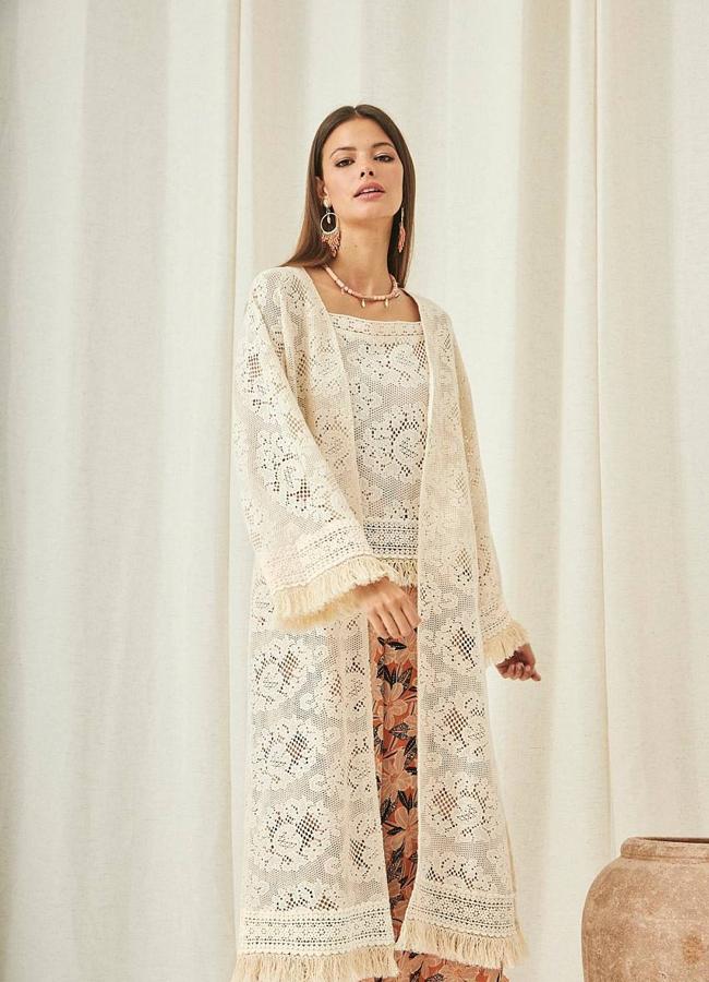 Kimono largo de crochet con flecos