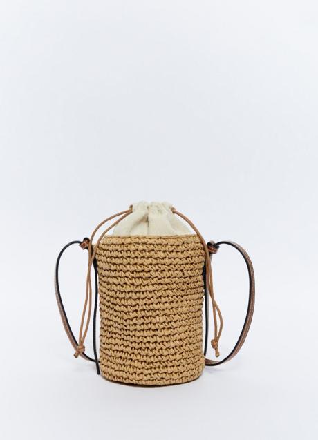 Bolso de rafia de Sfera (17,95 euros)