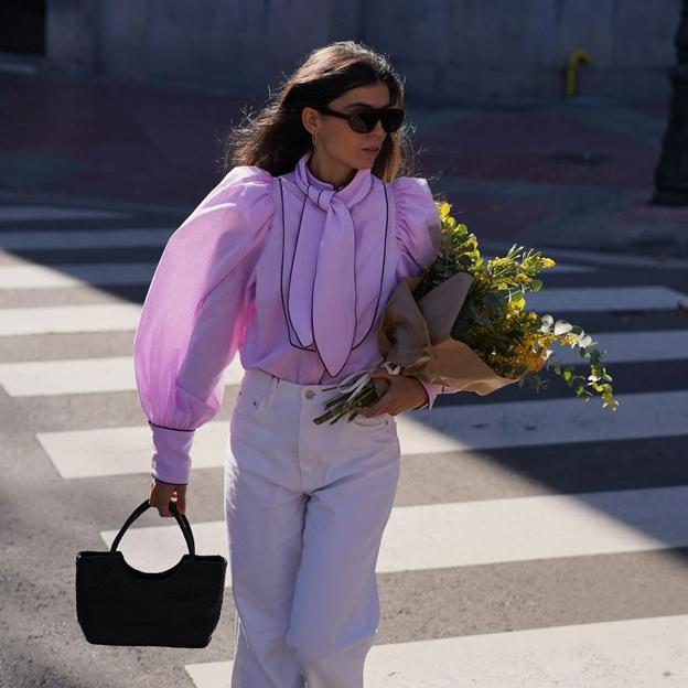 Una chica luciendo una camisa de la firma española Laganini