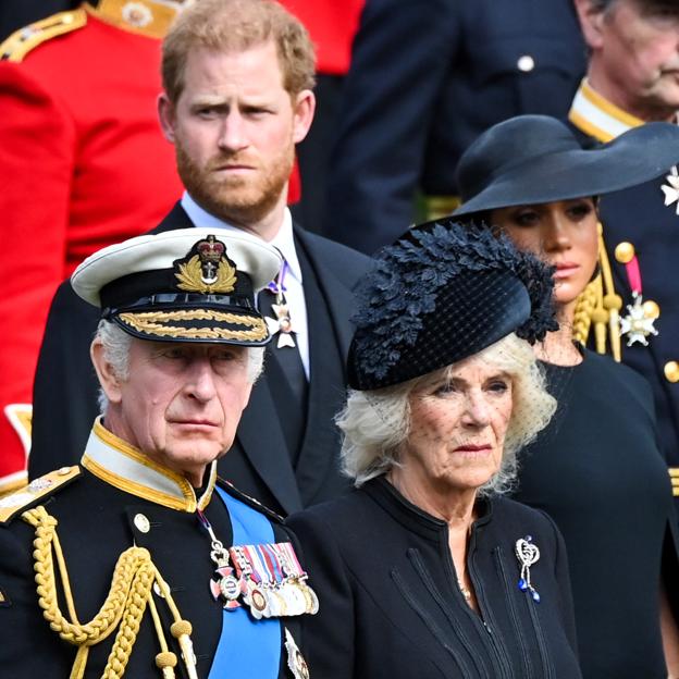 Los duques de Sussex junto al rey Carlos III y la reina Camilla. 