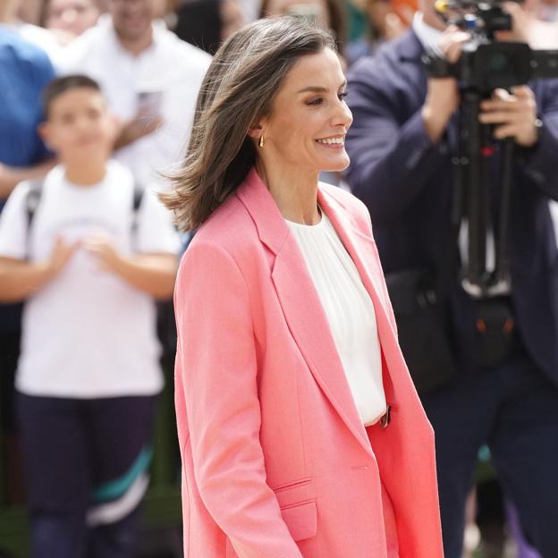 La reina Letizia con un traje de color rosa.