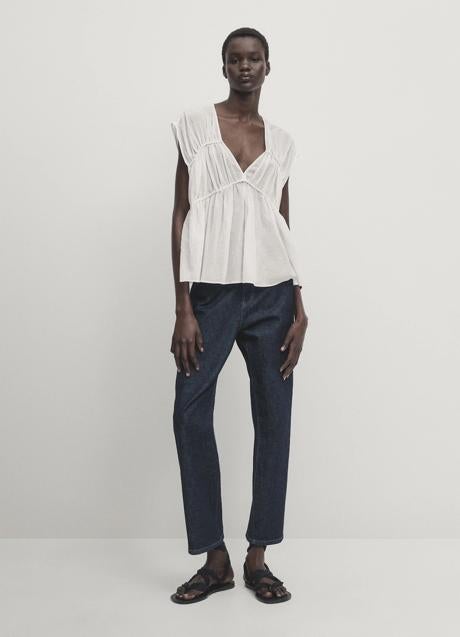 Blusa blanca de Massimo Dutti (29,95 euros)