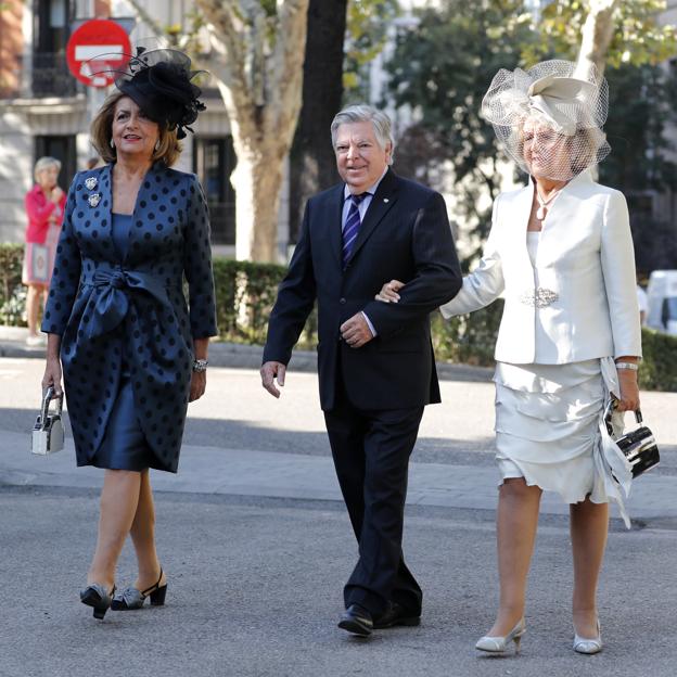 Isabel Cobo y su esposo, el marqués de Benamejí, junto a su hermana Carmen. 