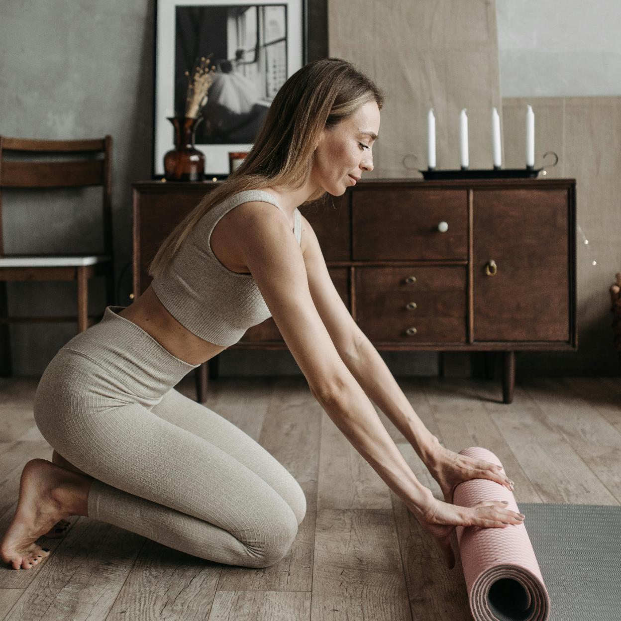 Mujer preparándose para hacer pilates/pexels