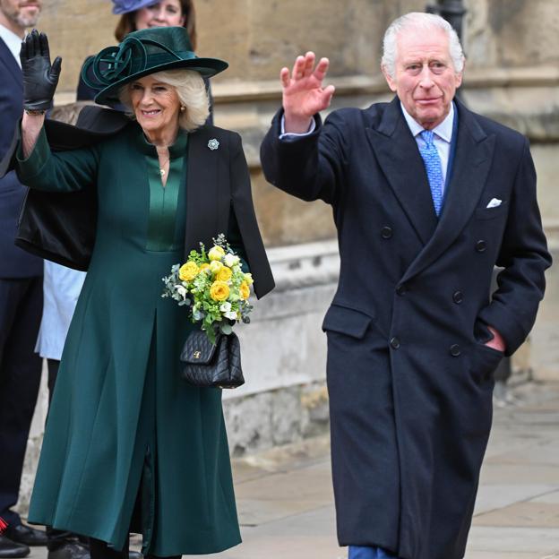 Carlos III de Inglaterra y la reina Camilla durante el servicio religioso de Pascua. 