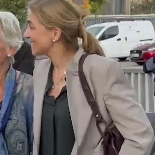 Claire Liebaert y la infanta Cristina juntas de la mano.