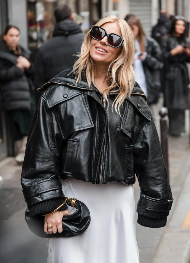 Sienna Miller con el nuevo bolso pulsera de Chloé. Foto: Getty