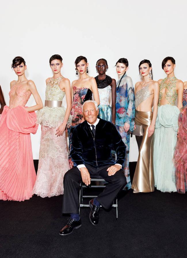 El diseñador italiano posa con las modelos del último desfile de Giorgio Armani Privé en París. Foto: German Larkin.