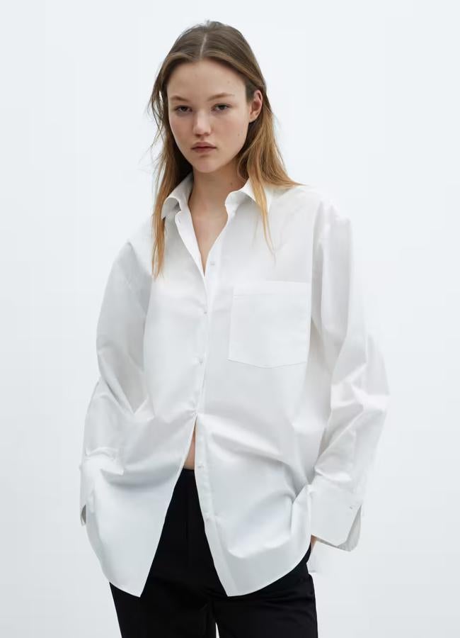 Camisa blanca de diseño oversize de Mango (29,99 euros).