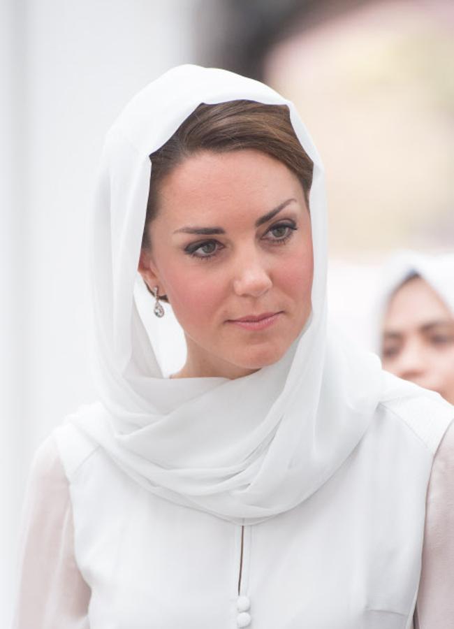 Kate Middleton en su visita a la mezquita Assyakarin. Foto: Gtres.