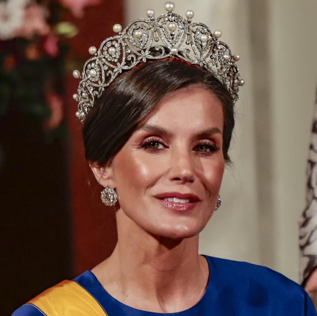 La reina Letizia, espectacular en la cena de gala en Holanda con un vestido azul y la tiara Rusa