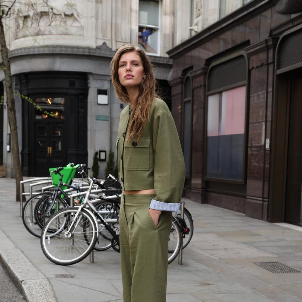 La chaqueta de entretiempo por excelencia es la cazadora vaquera. Llévalo con tus looks de primavera favoritos./