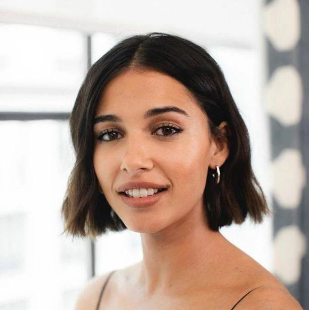 Naomi Scott con blunt bob clásico con ondas deshechas