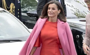 La reina Letizia derrocha estilo en Holanda con un nuevo look: combina el rosa y el naranja y roba el protagonismo a Máxima