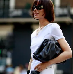 Vestidos minimalistas de Zara que van a salvar los looks de las chicas más sencillas esta primavera