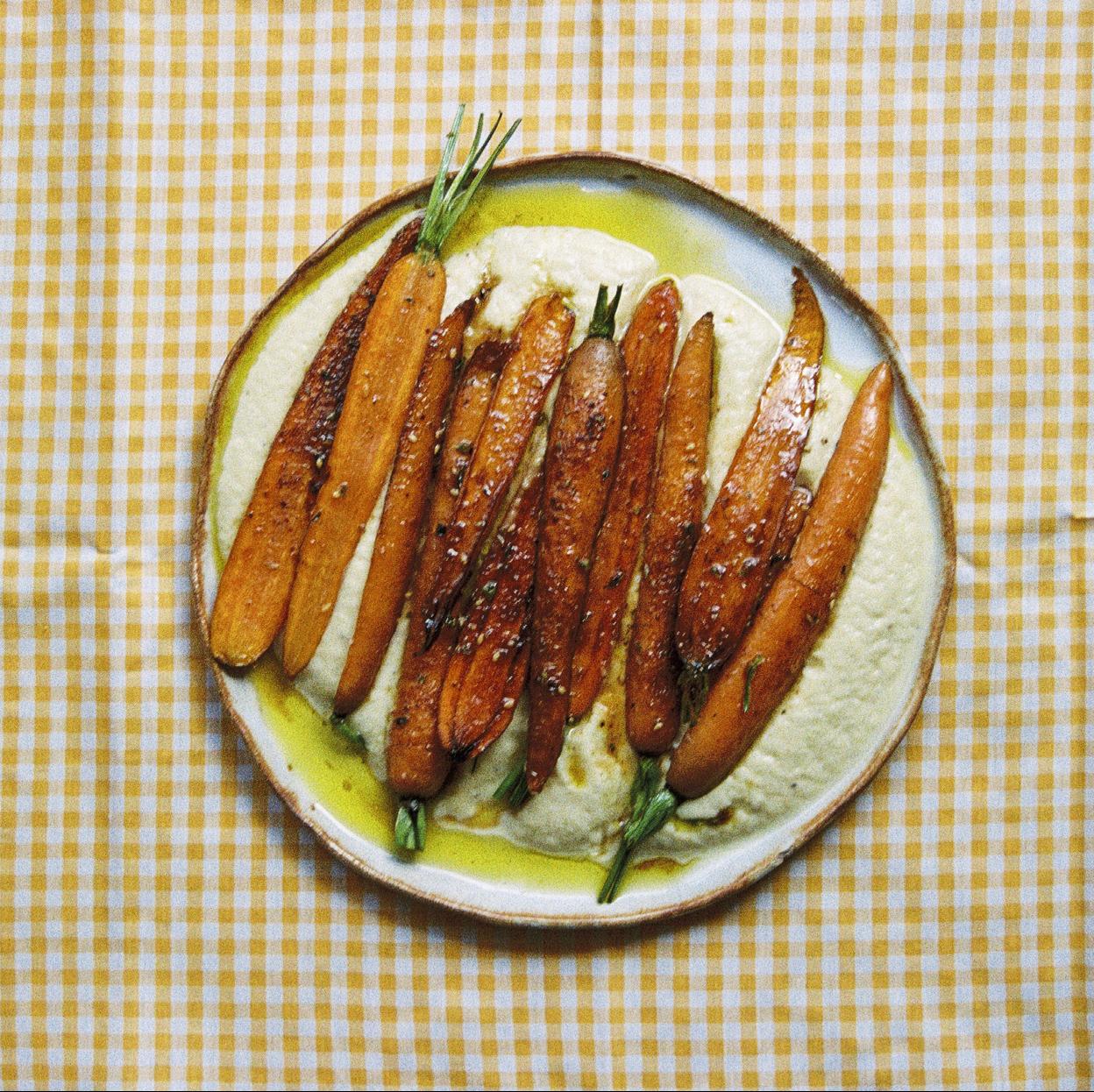 El plato de crema de coliflor especiada con zanahorias caramelizadas del libro de Claudia Polo, Entorno./Juan puente martínez/destino