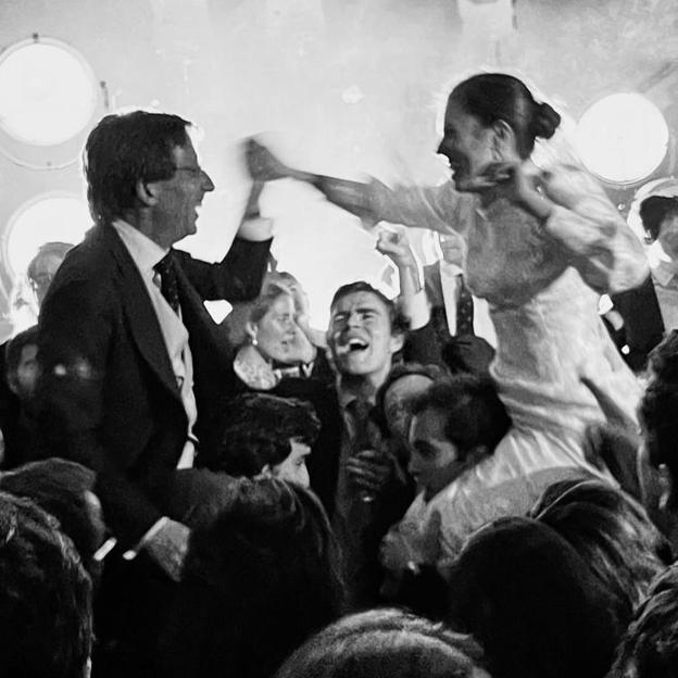 La primera foto de la luna de miel de José Luis Martínez-Almeida y Teresa Urquijo: lluvia, felicidad y mucho amor