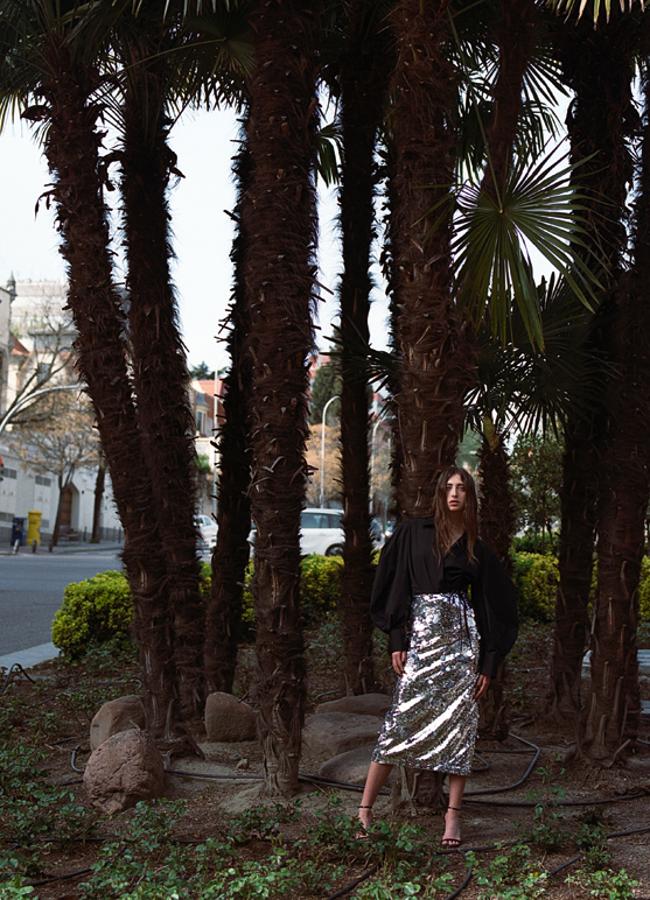 Blusa negra, falda lápiz de lentejuelas plateadas y sandalias, todo de Carolina Herrera. Foto: Agata Serge.