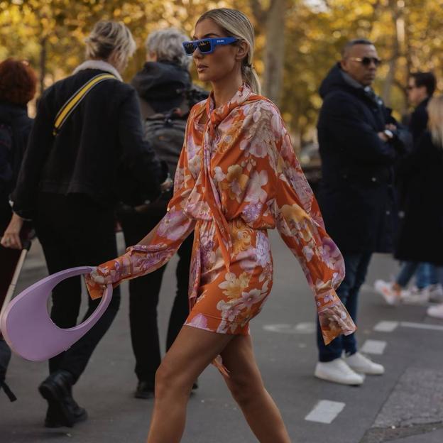 Influencer con vestido de flores