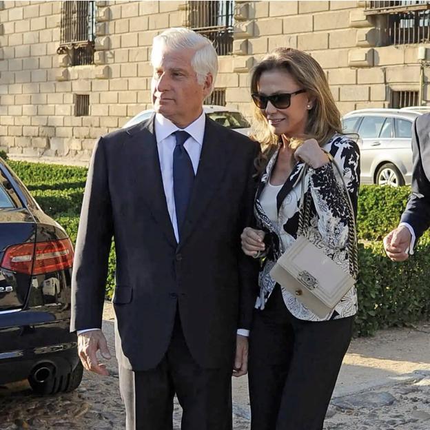 La discreta vida amorosa de Carlos Fitz-James Stuart, duque de Alba: un divorcio polémico con Matilde Solís y un romance intermitente con Alicia Koplowitz