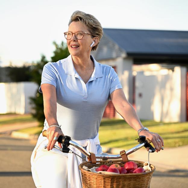 Annette Bening como Joy Delaney en una imagen de la serie basada en el libro de Liane Moriarty, Apples Never Fall (Un revés inesperado). 