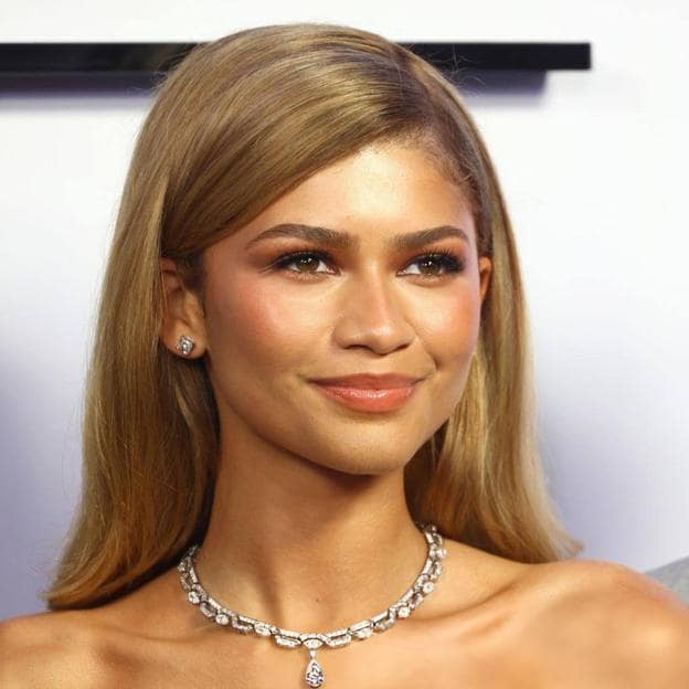 Zendaya con peach makeup par apiel oscura y cálida